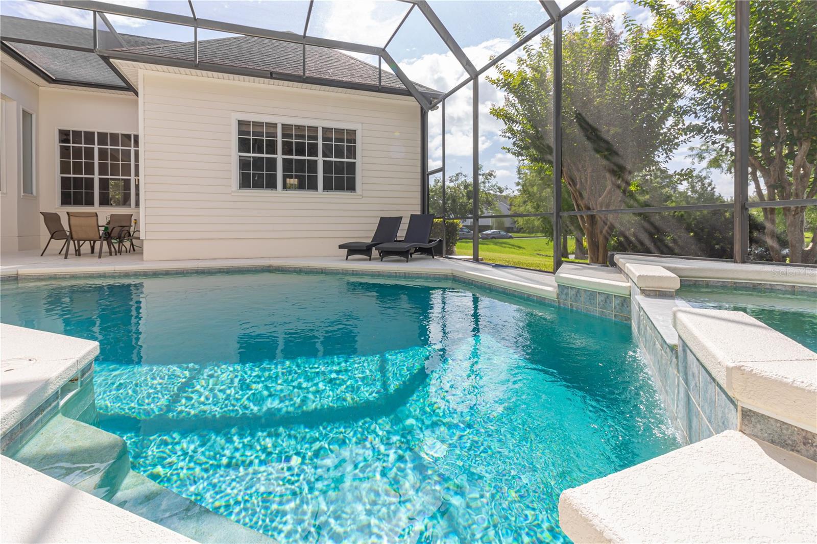 Listing photo id 4 for 216 Eastpark Drive