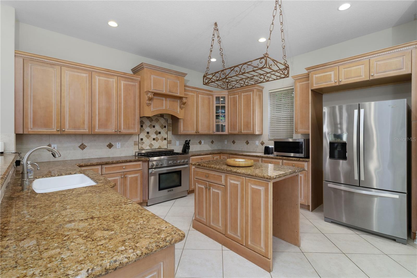 Listing photo id 6 for 216 Eastpark Drive