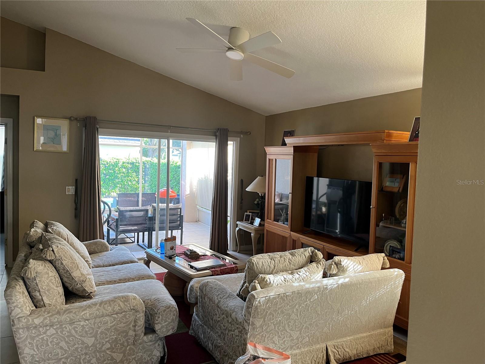 Listing photo id 8 for 2701 Crane Trace Circle