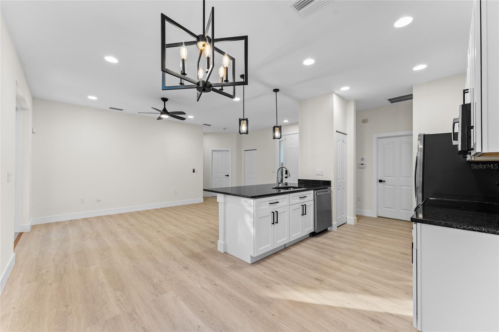 Image 17 of 47 For 2503 Dumont Lane