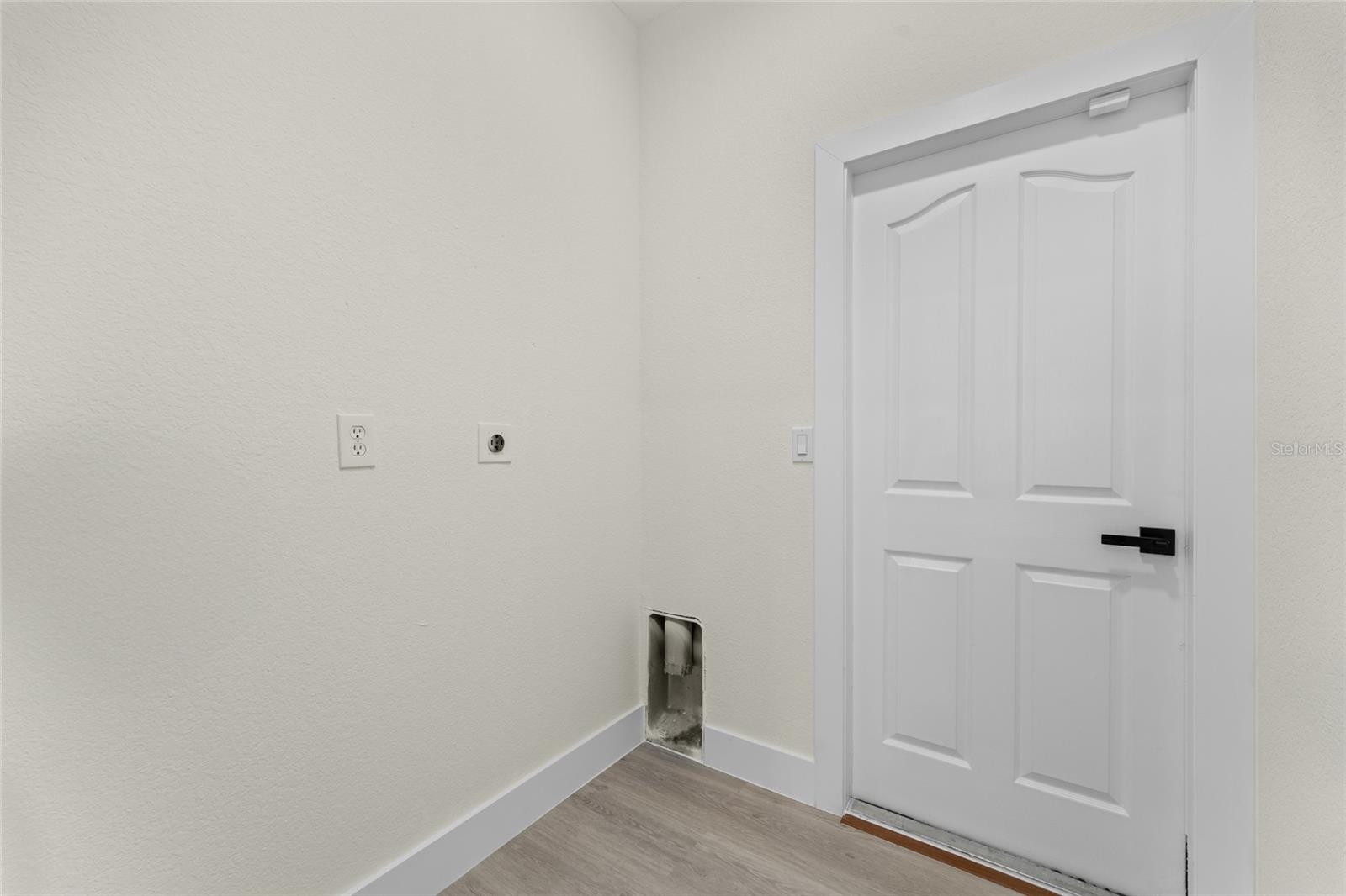 Image 33 of 47 For 2503 Dumont Lane