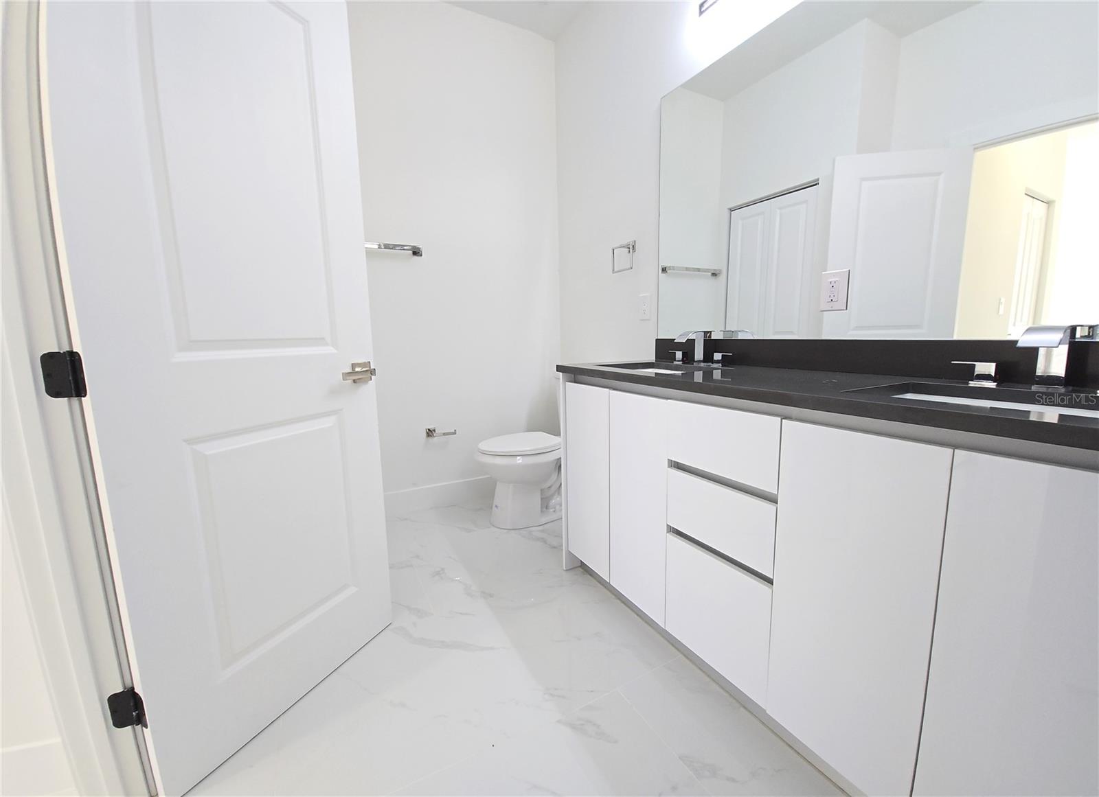 Image 10 of 18 For 618 Raintree Street E