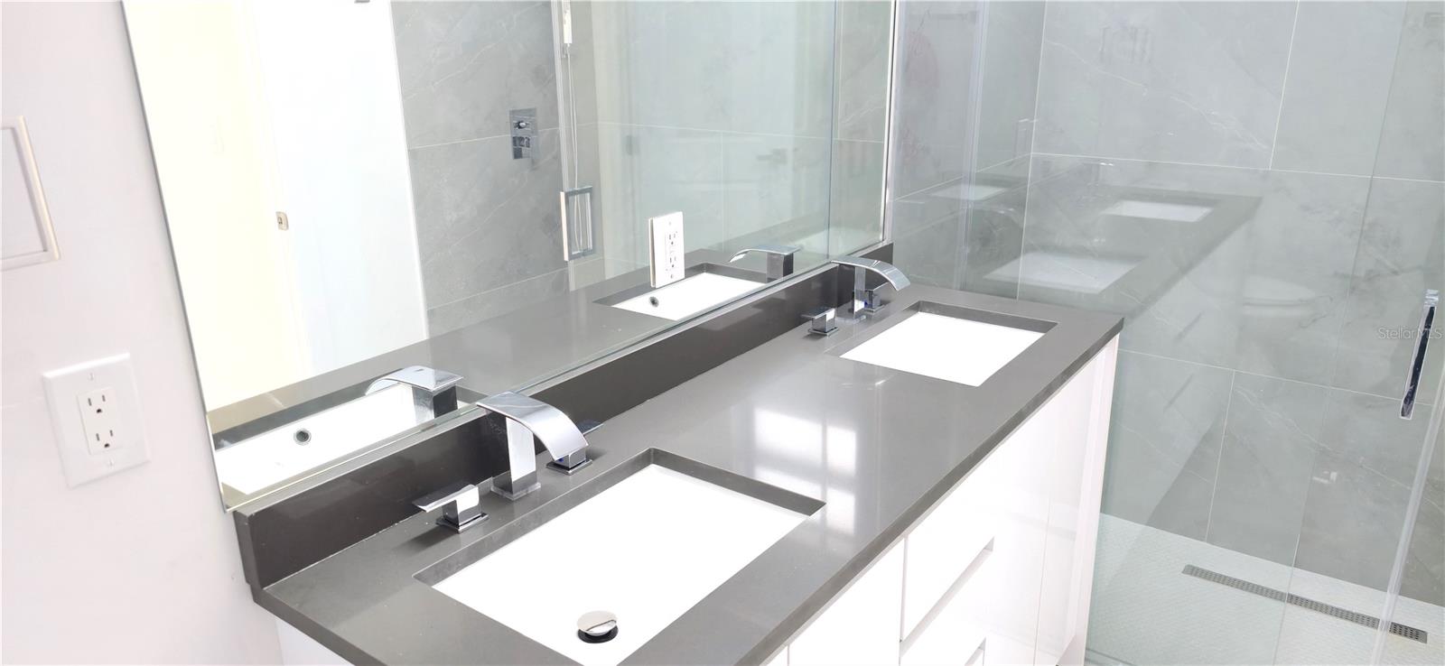 Image 12 of 18 For 618 Raintree Street E