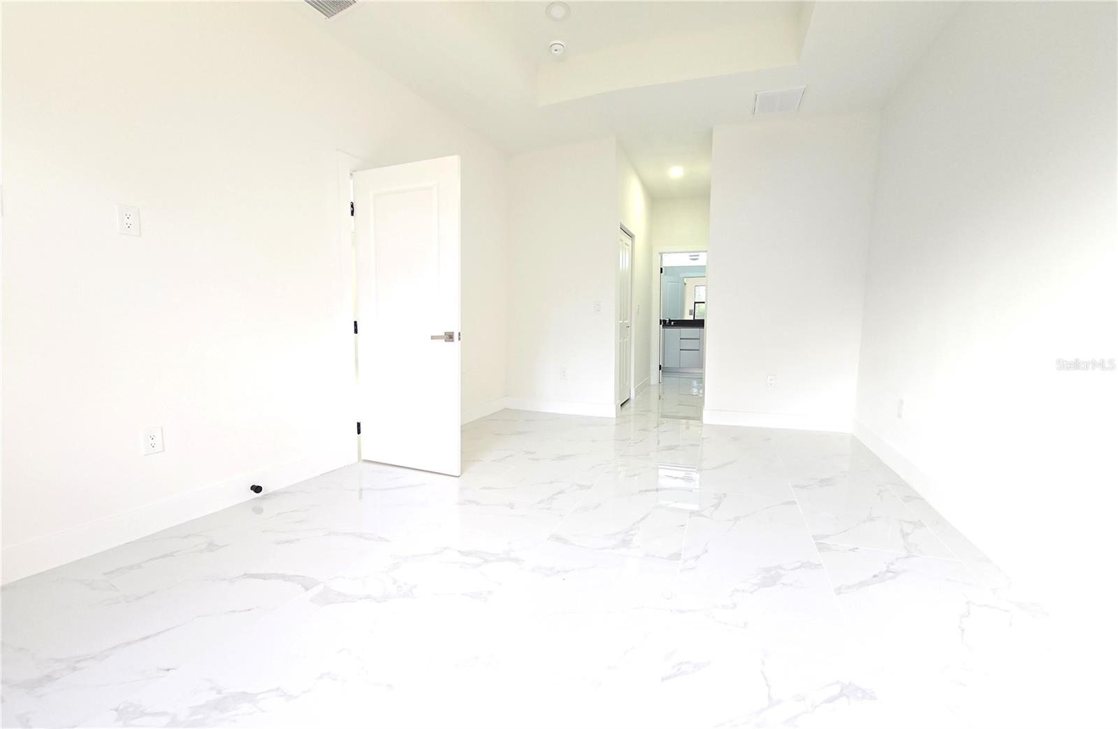 Image 13 of 18 For 618 Raintree Street E