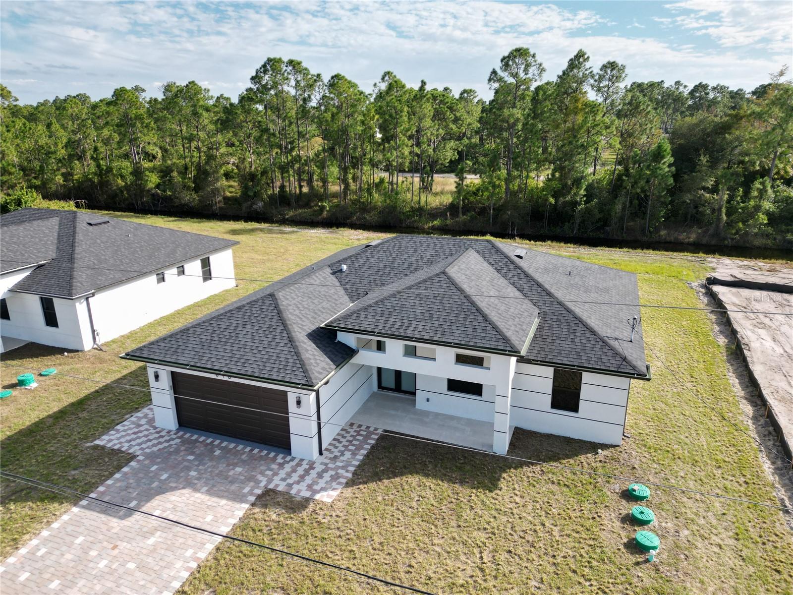 Image 2 of 18 For 618 Raintree Street E