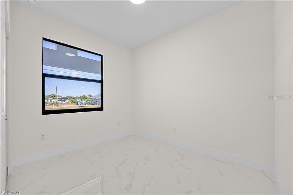 Image 32 of 48 For 618 Raintree Street E