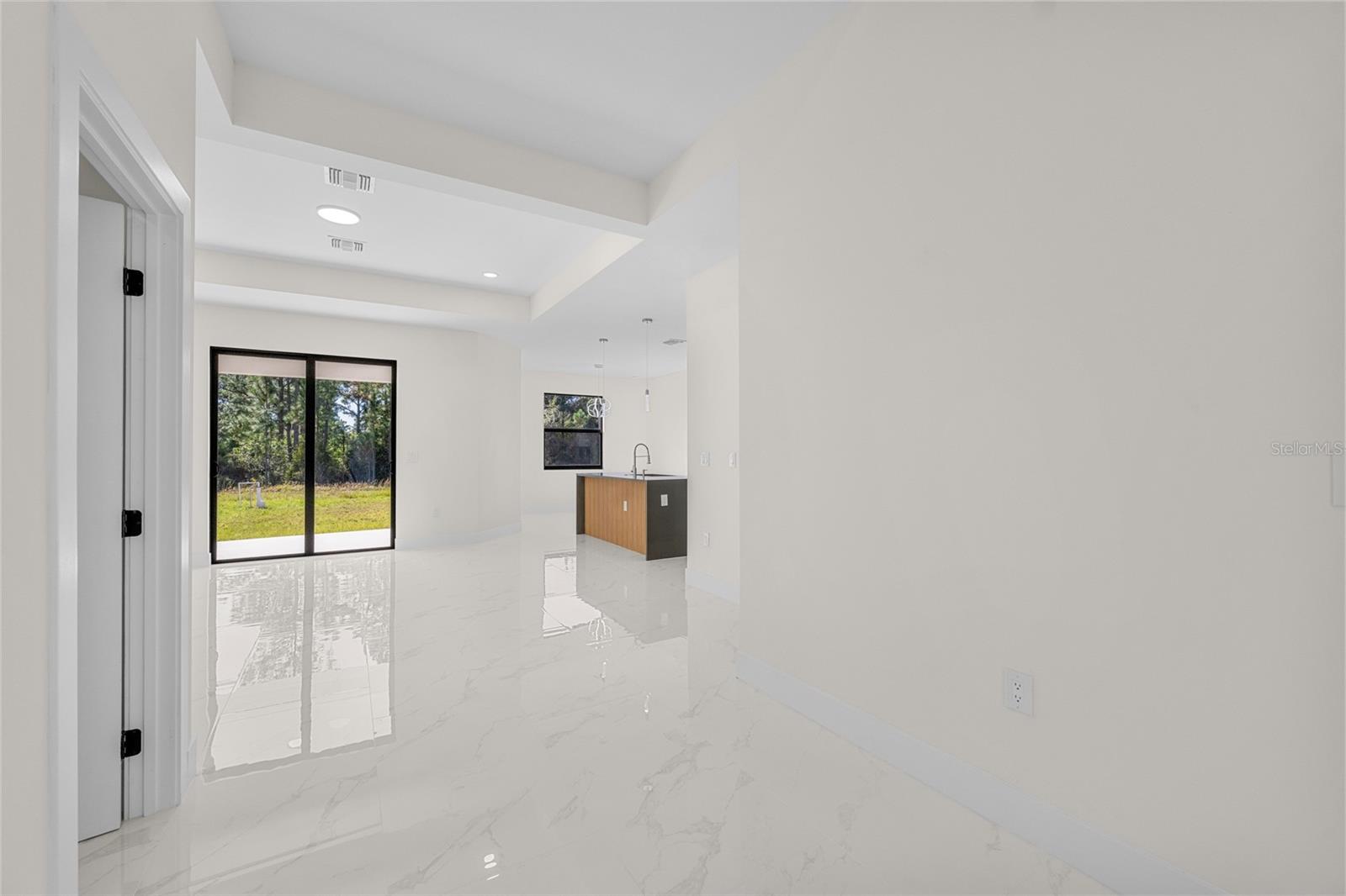 Image 38 of 48 For 618 Raintree Street E