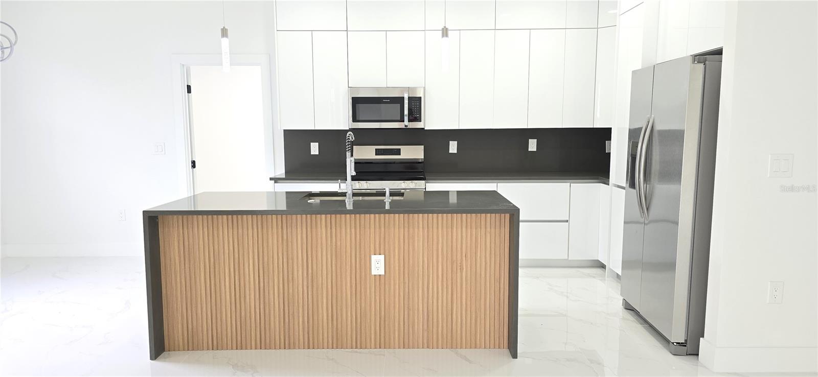 Image 4 of 18 For 618 Raintree Street E