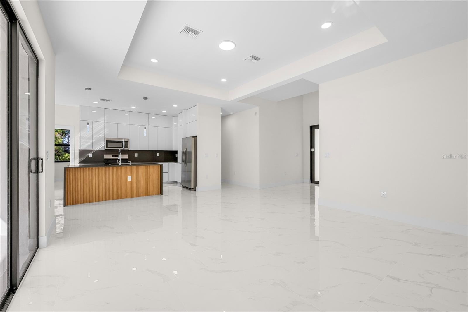 Image 40 of 48 For 618 Raintree Street E