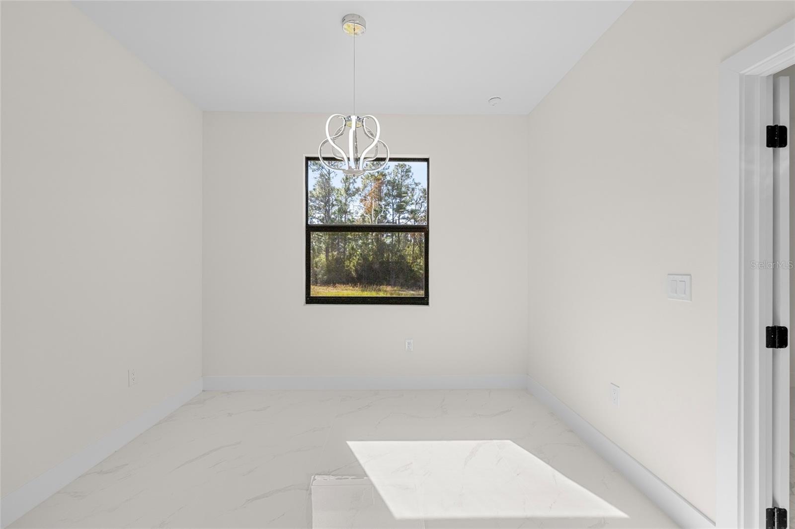 Image 42 of 48 For 618 Raintree Street E