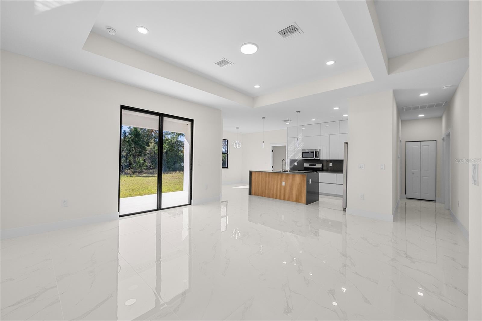 Image 43 of 48 For 618 Raintree Street E