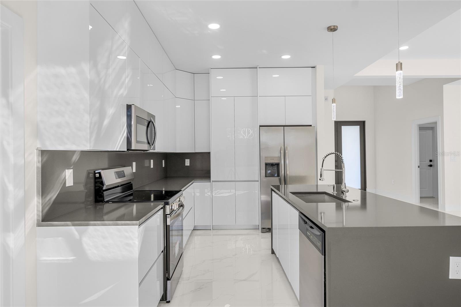 Image 44 of 48 For 618 Raintree Street E