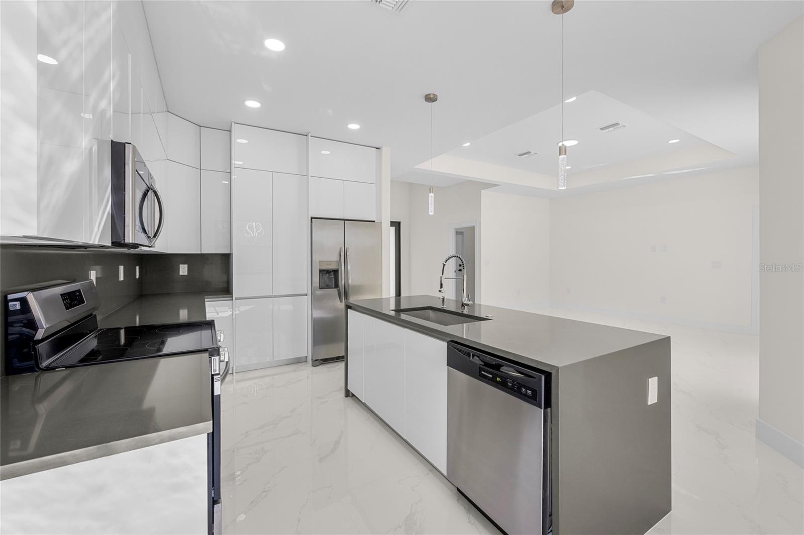 Image 45 of 48 For 618 Raintree Street E