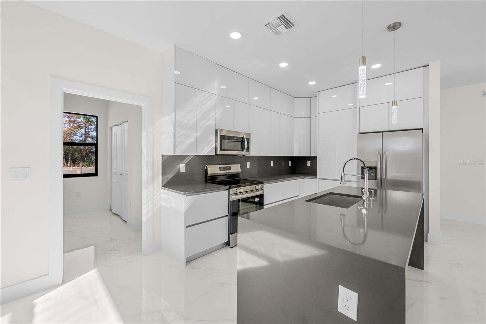 Image 46 of 48 For 618 Raintree Street E