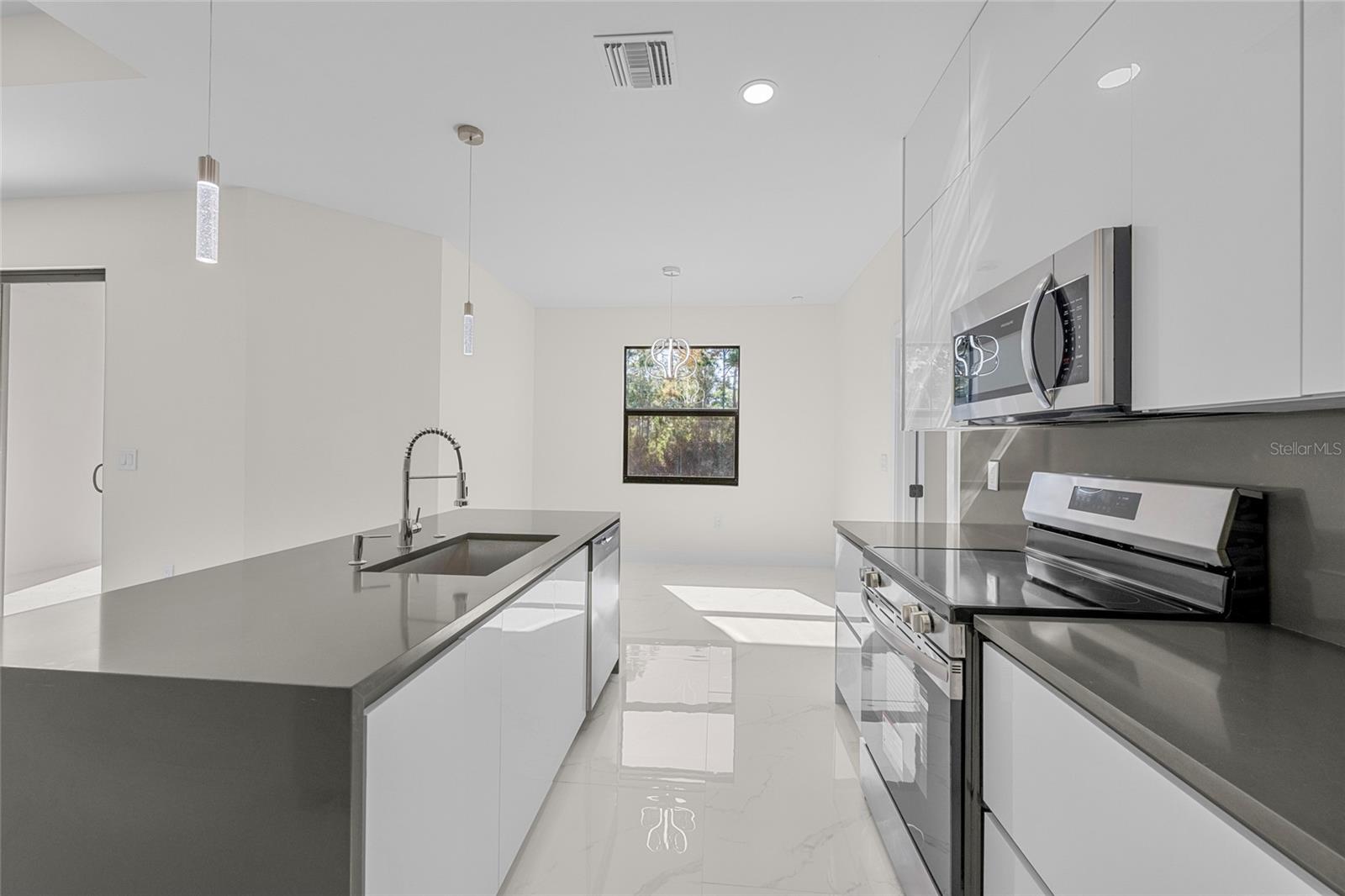 Image 47 of 48 For 618 Raintree Street E