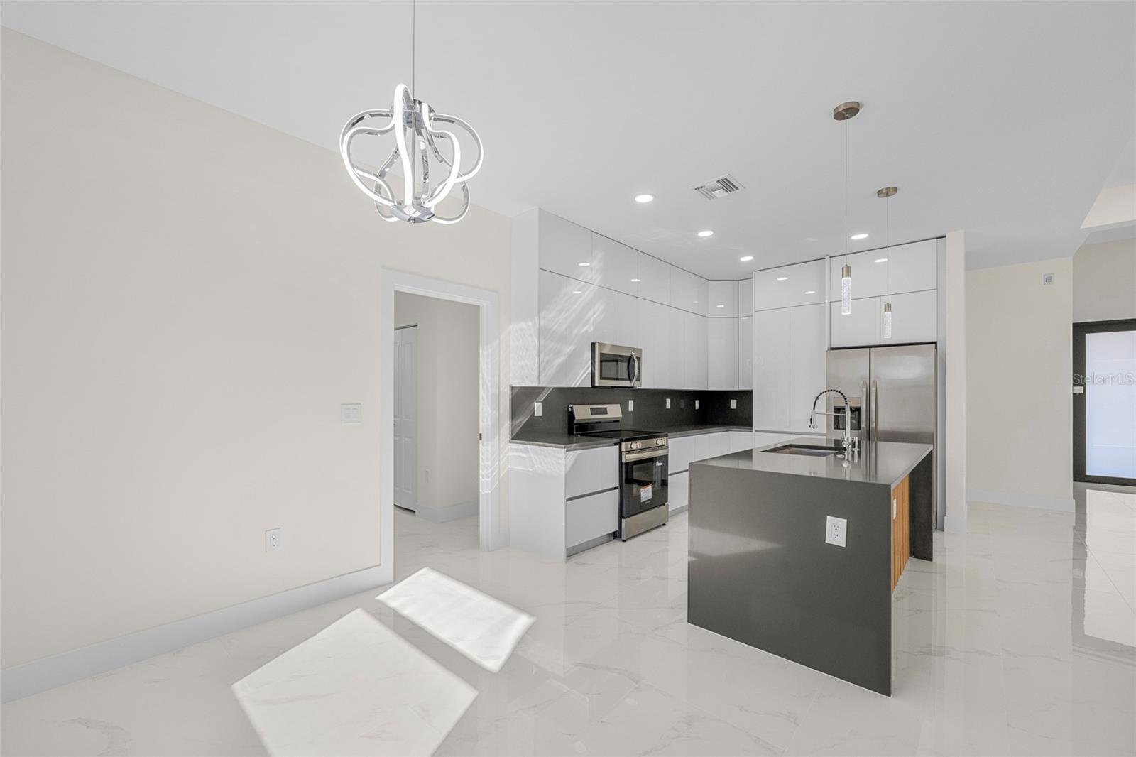 Image 48 of 48 For 618 Raintree Street E