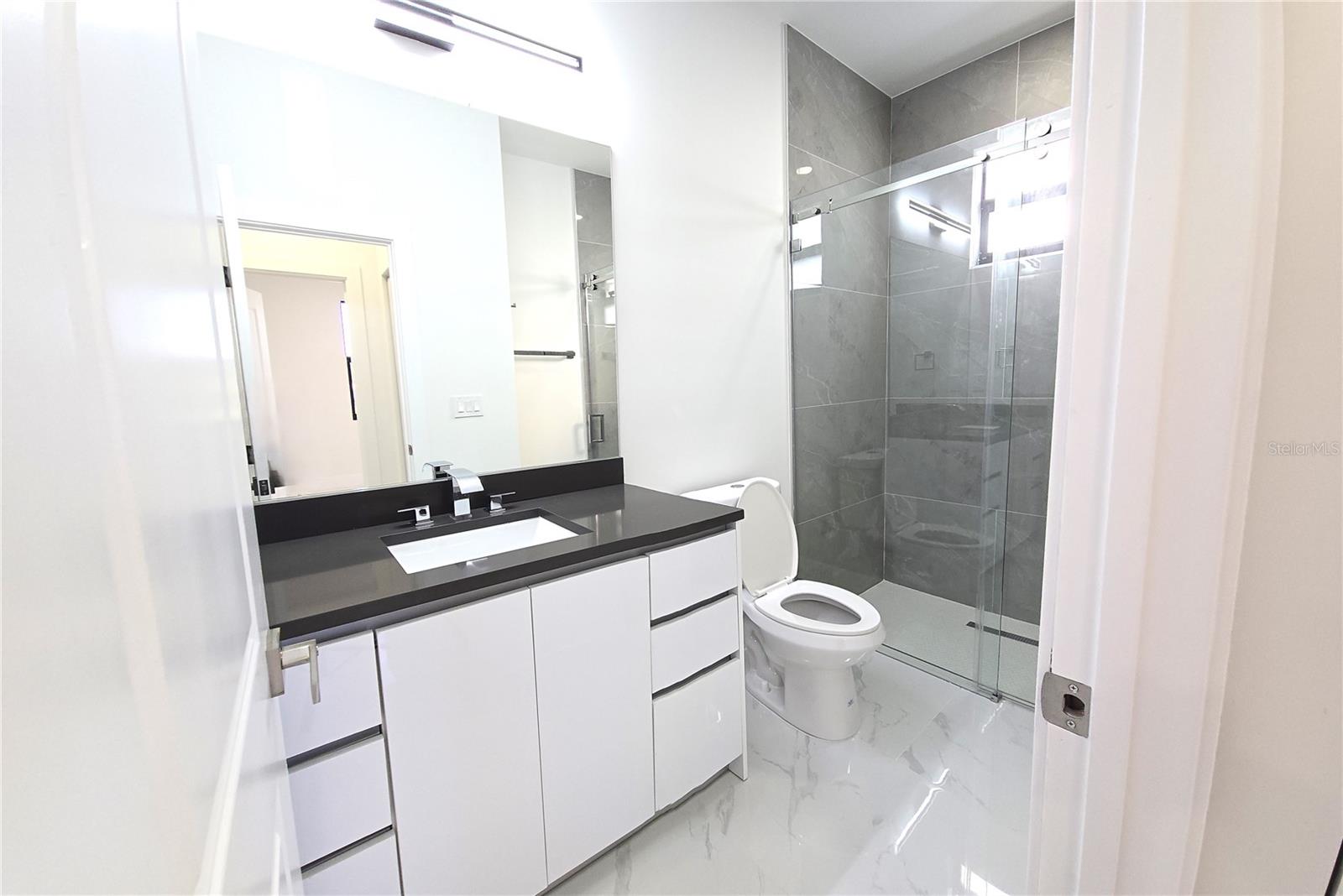 Image 5 of 18 For 618 Raintree Street E