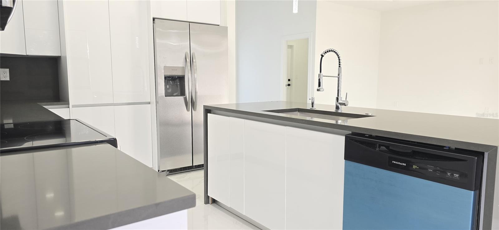 Image 6 of 18 For 618 Raintree Street E