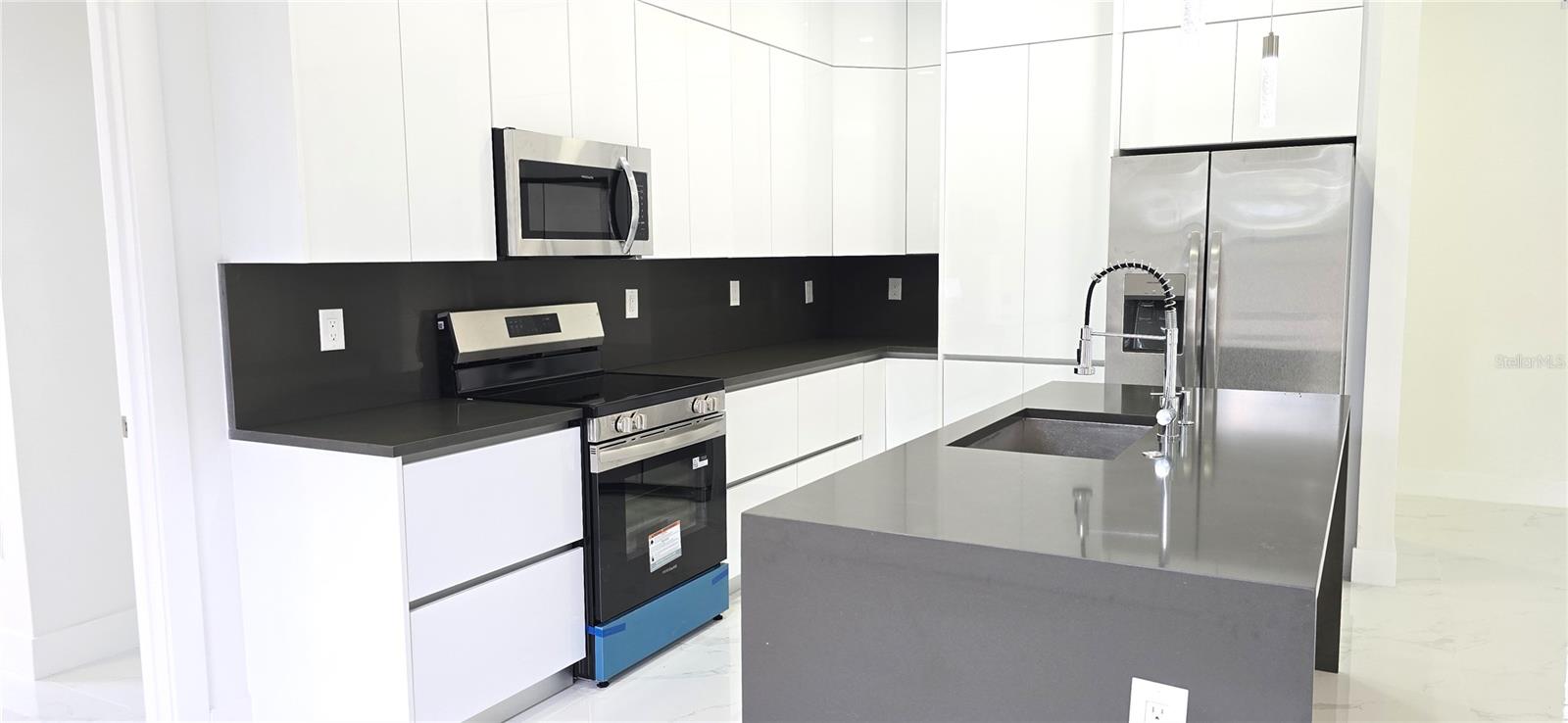 Image 7 of 18 For 618 Raintree Street E