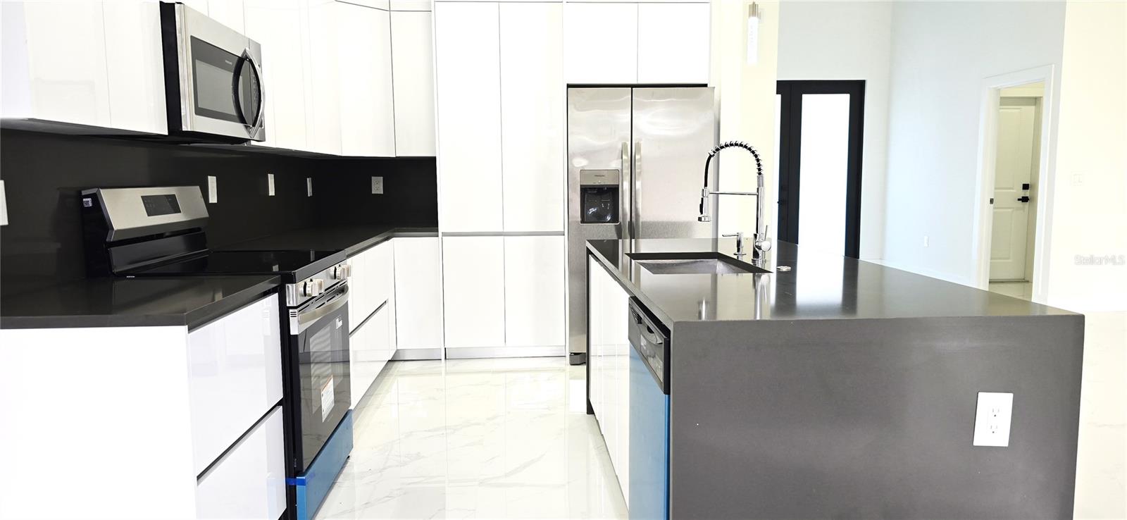 Image 9 of 18 For 618 Raintree Street E