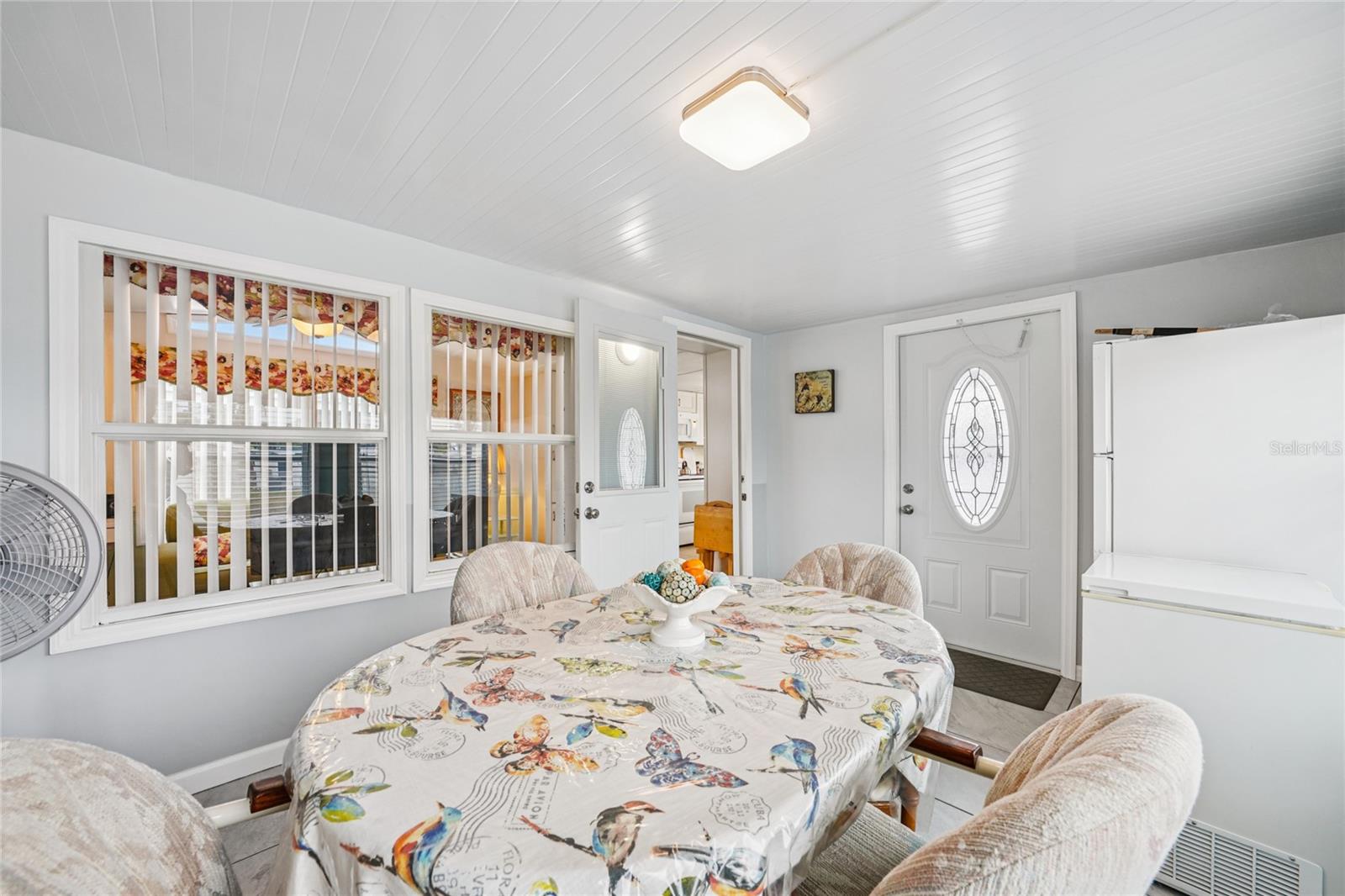 Listing photo id 14 for 7490 46th Avenue N 225