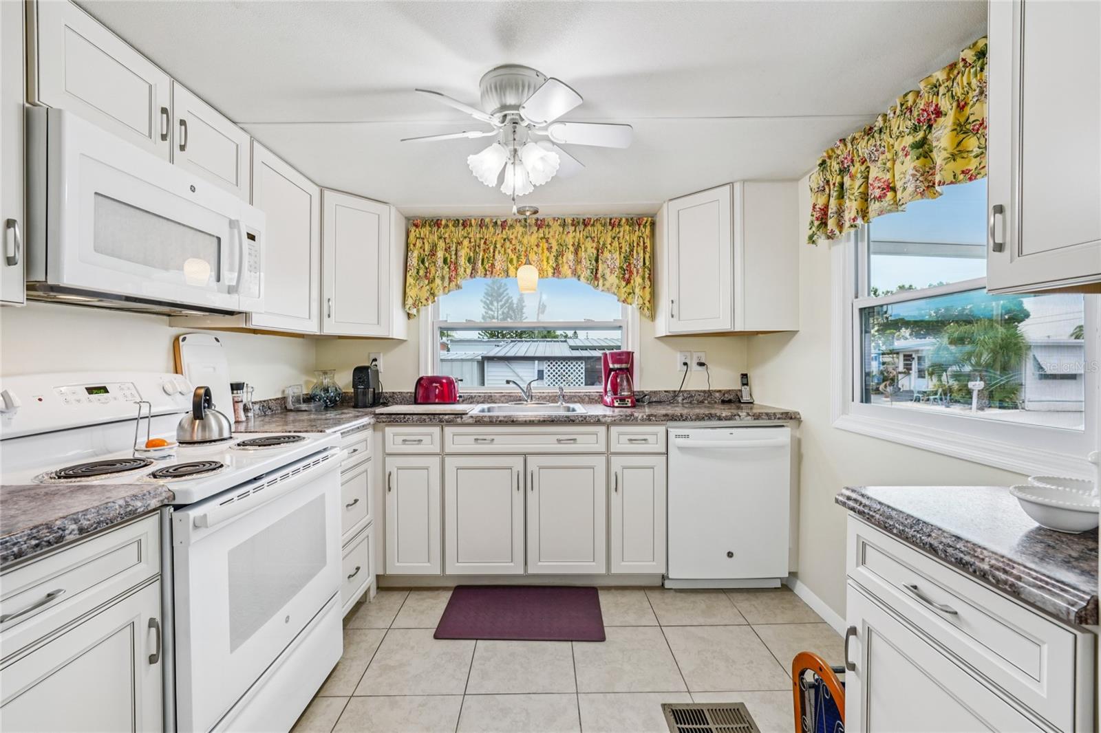 Listing photo id 18 for 7490 46th Avenue N 225