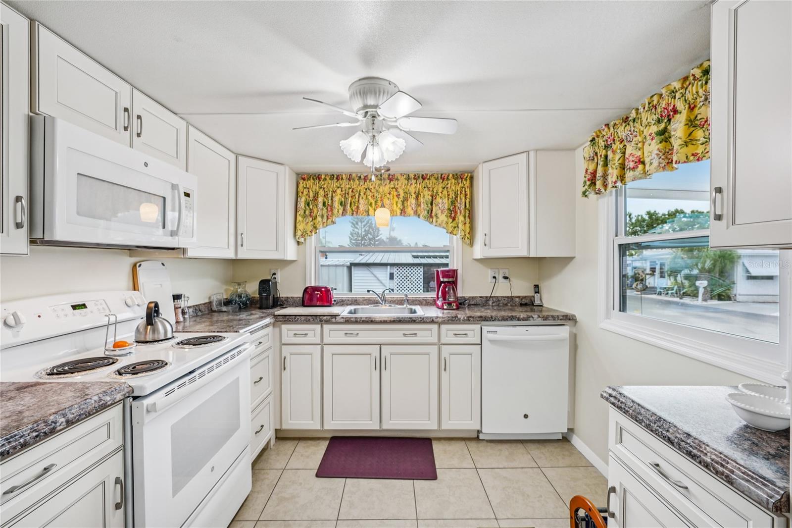 Listing photo id 19 for 7490 46th Avenue N 225