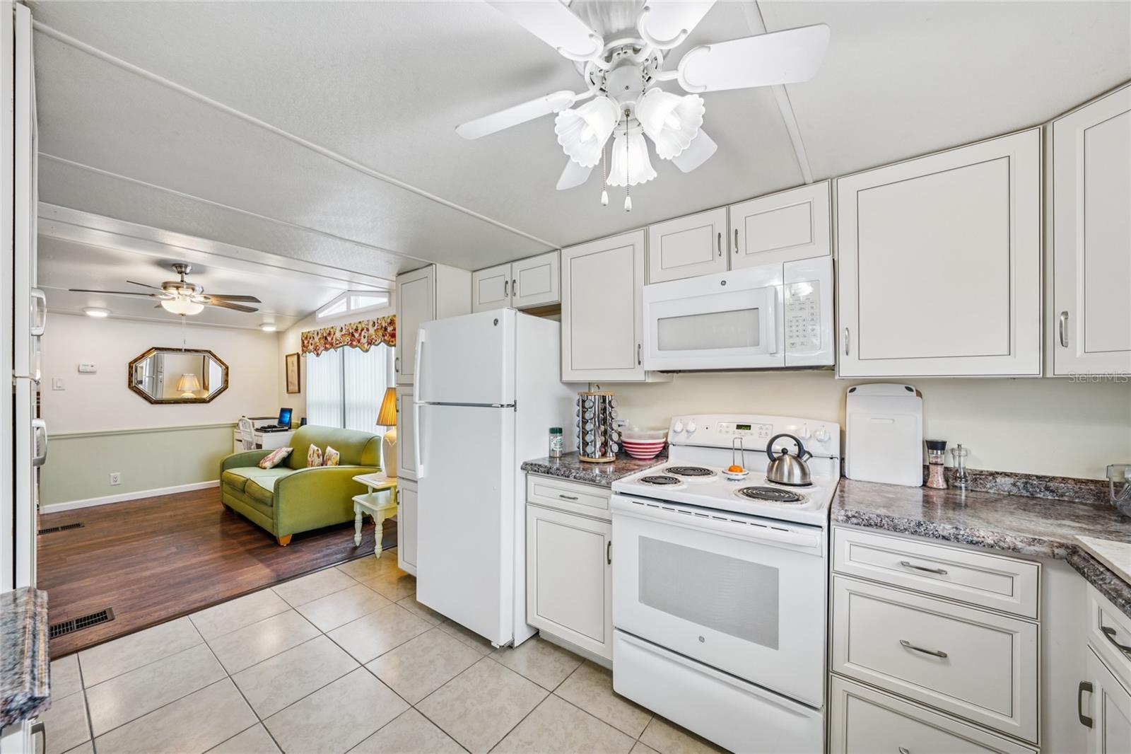 Listing photo id 20 for 7490 46th Avenue N 225