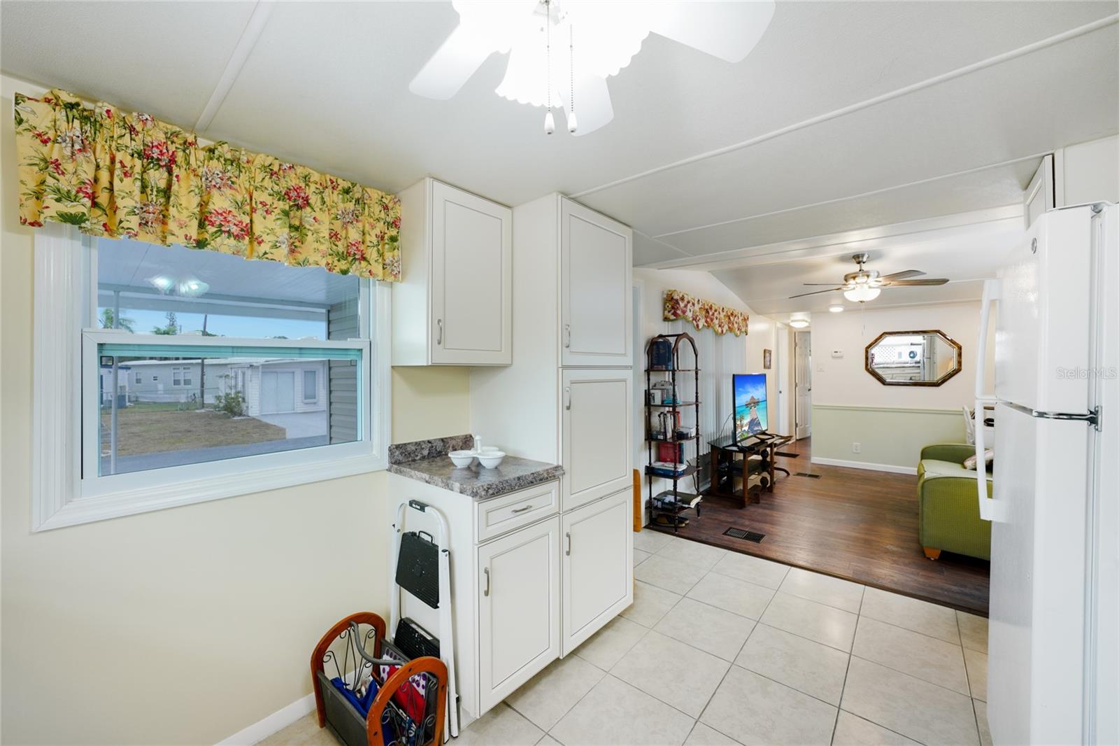 Listing photo id 21 for 7490 46th Avenue N 225