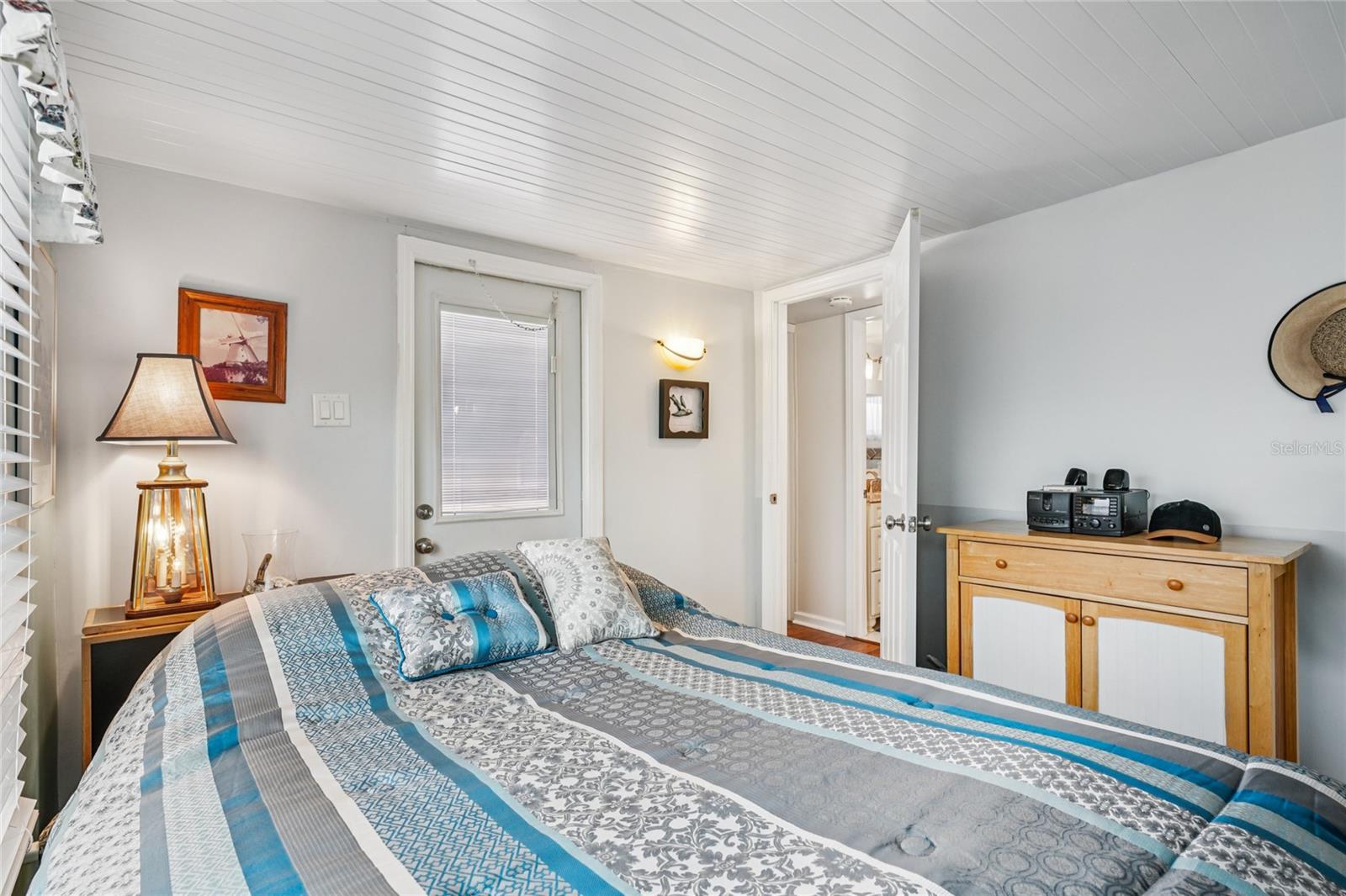 Listing photo id 24 for 7490 46th Avenue N 225