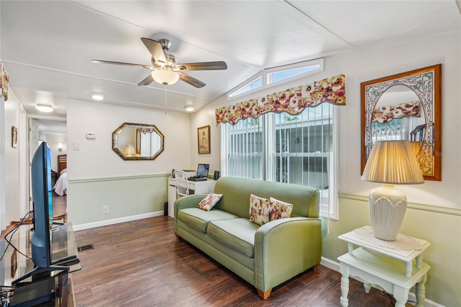 Listing photo id 7 for 7490 46th Avenue N 225