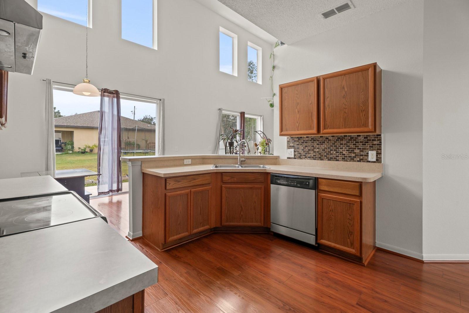 Image 17 of 41 For 1911 Michigan Court