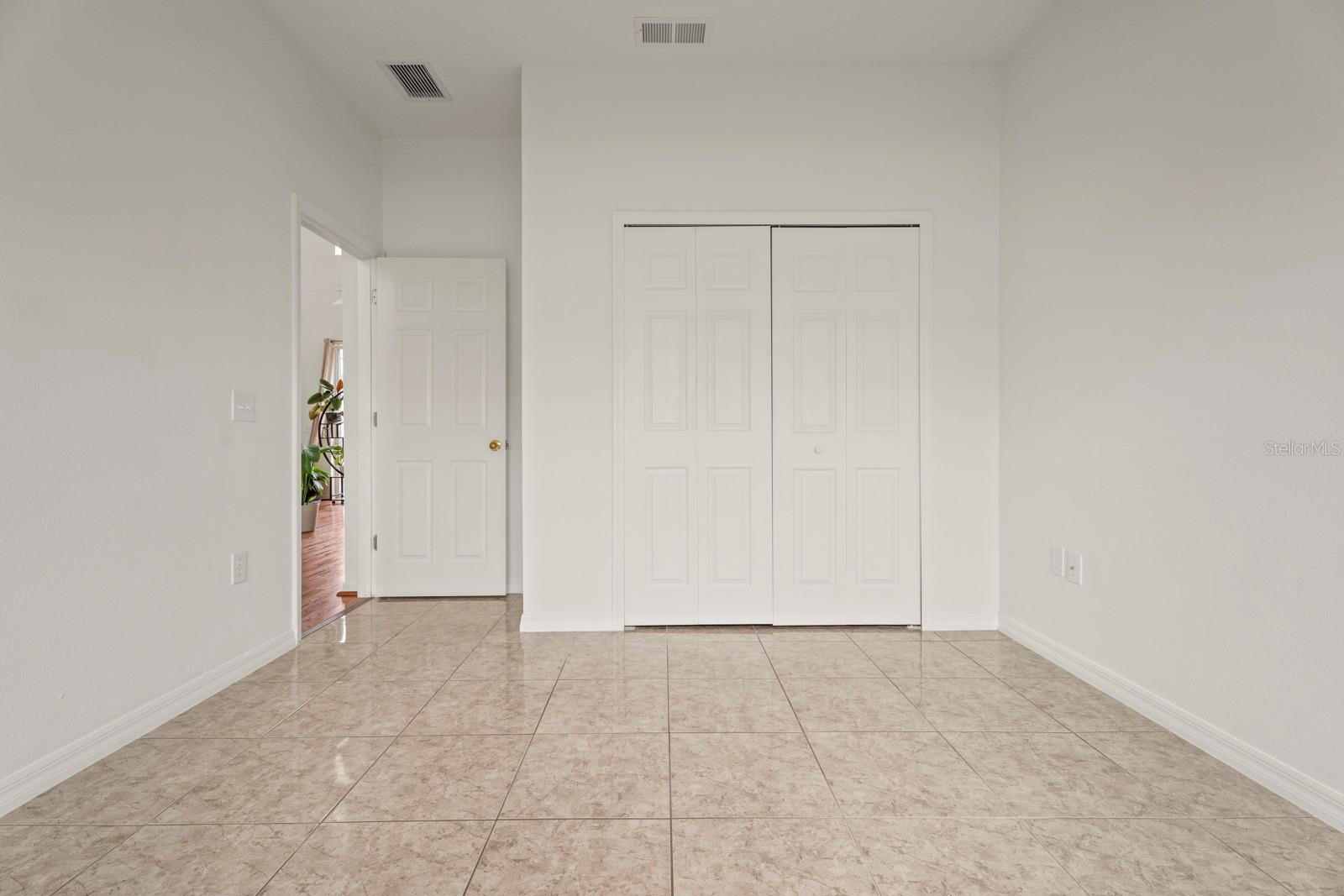 Image 23 of 41 For 1911 Michigan Court