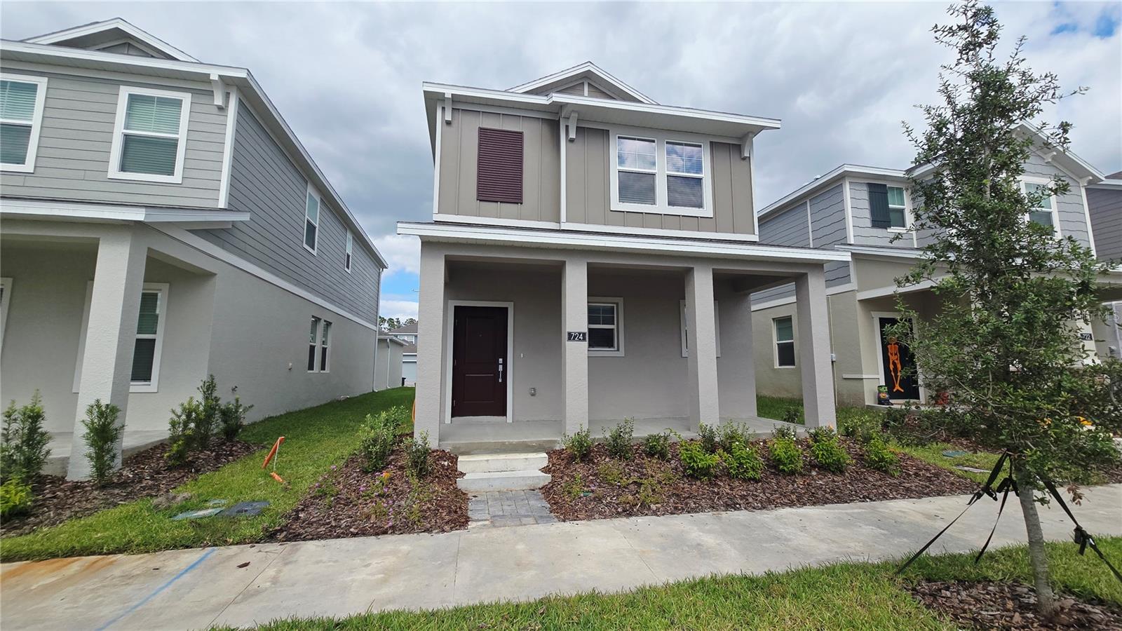 Image 5 of 33 For 724 Squire Avenue