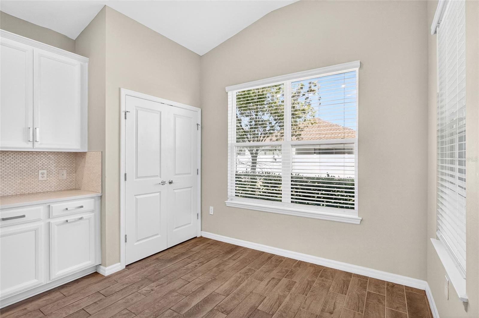 Image 11 of 39 For 1910 Goblet Cove Street