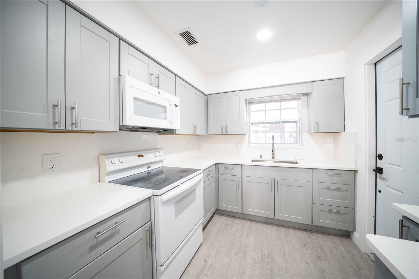 Image 20 of 37 For 851 76th Avenue N