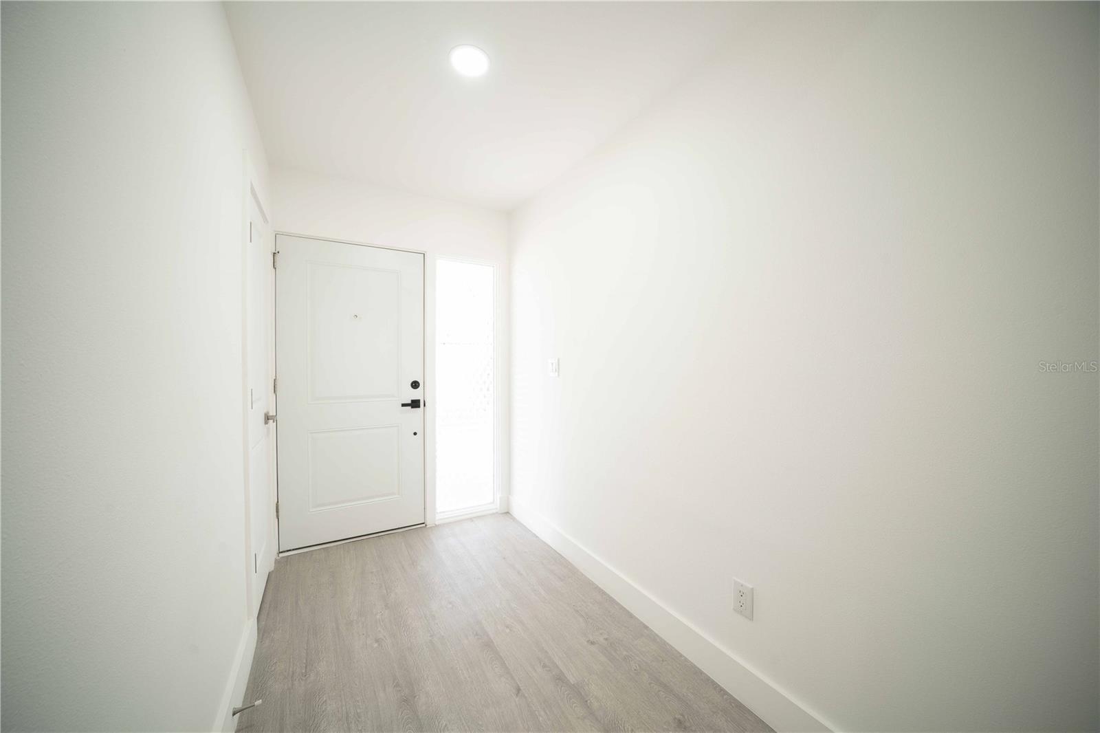 Image 6 of 37 For 851 76th Avenue N