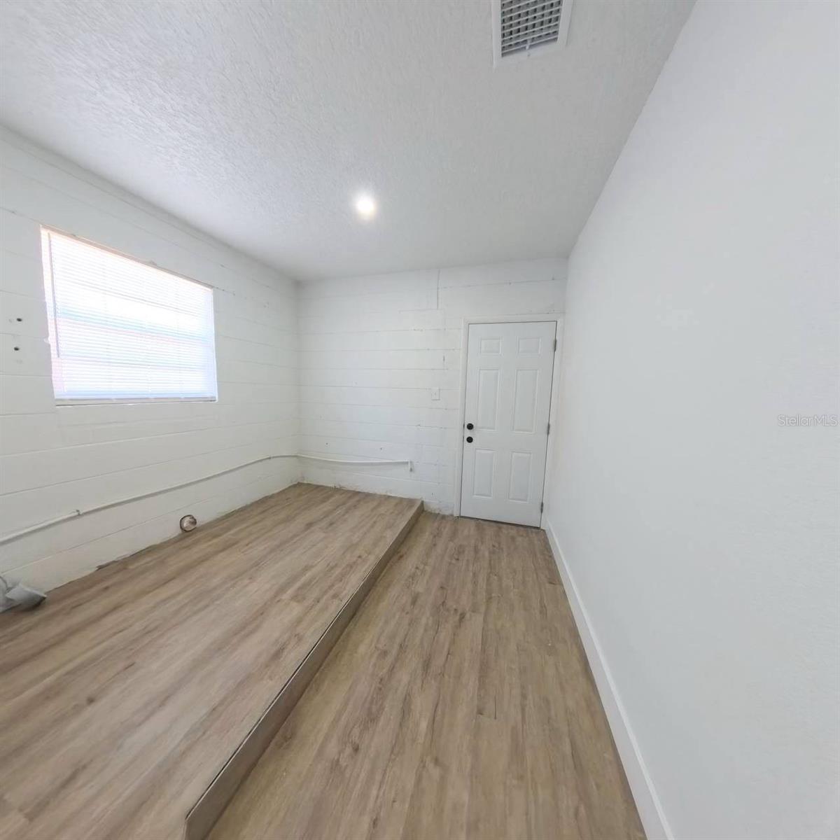 Image 33 of 64 For 905 Spring Creek Drive