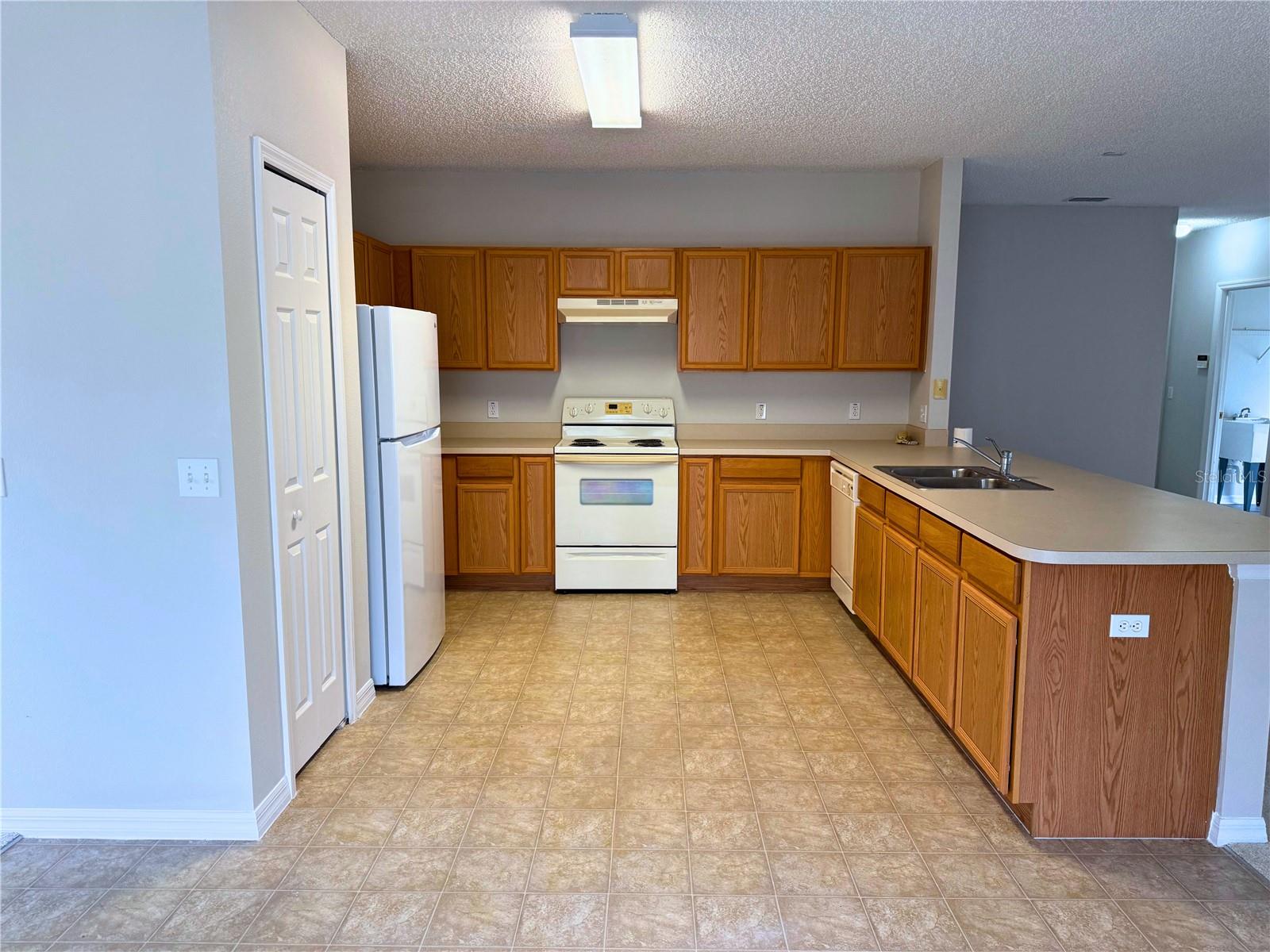 Image 6 of 27 For 1964 Michigan Court