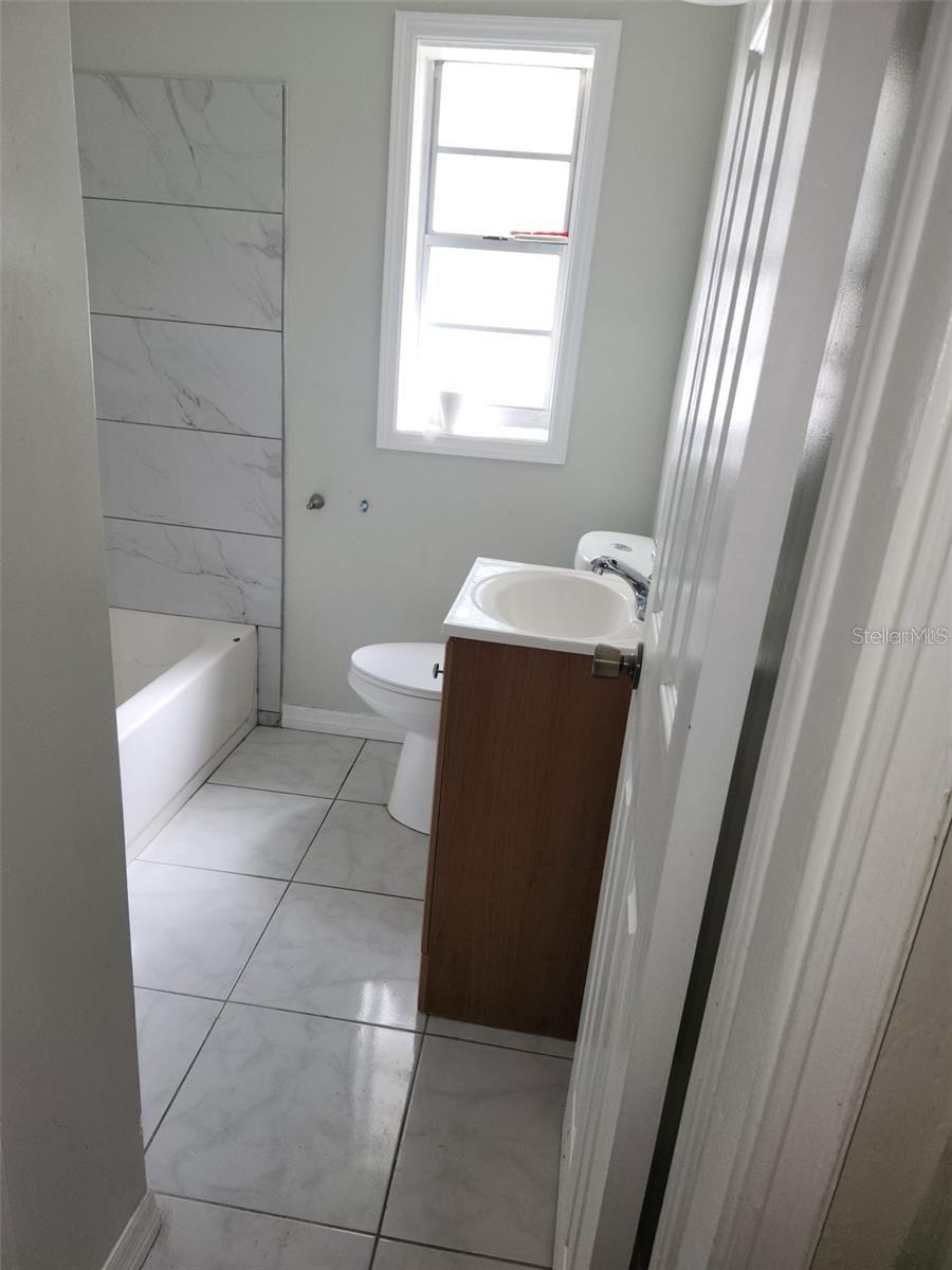 Image 16 of 20 For 843 Wessex Place