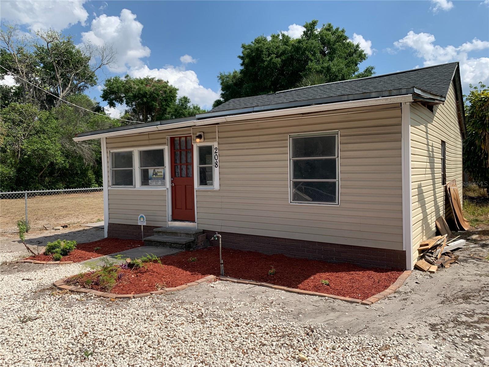 Image 3 of 14 For 208 Sears Avenue Ne