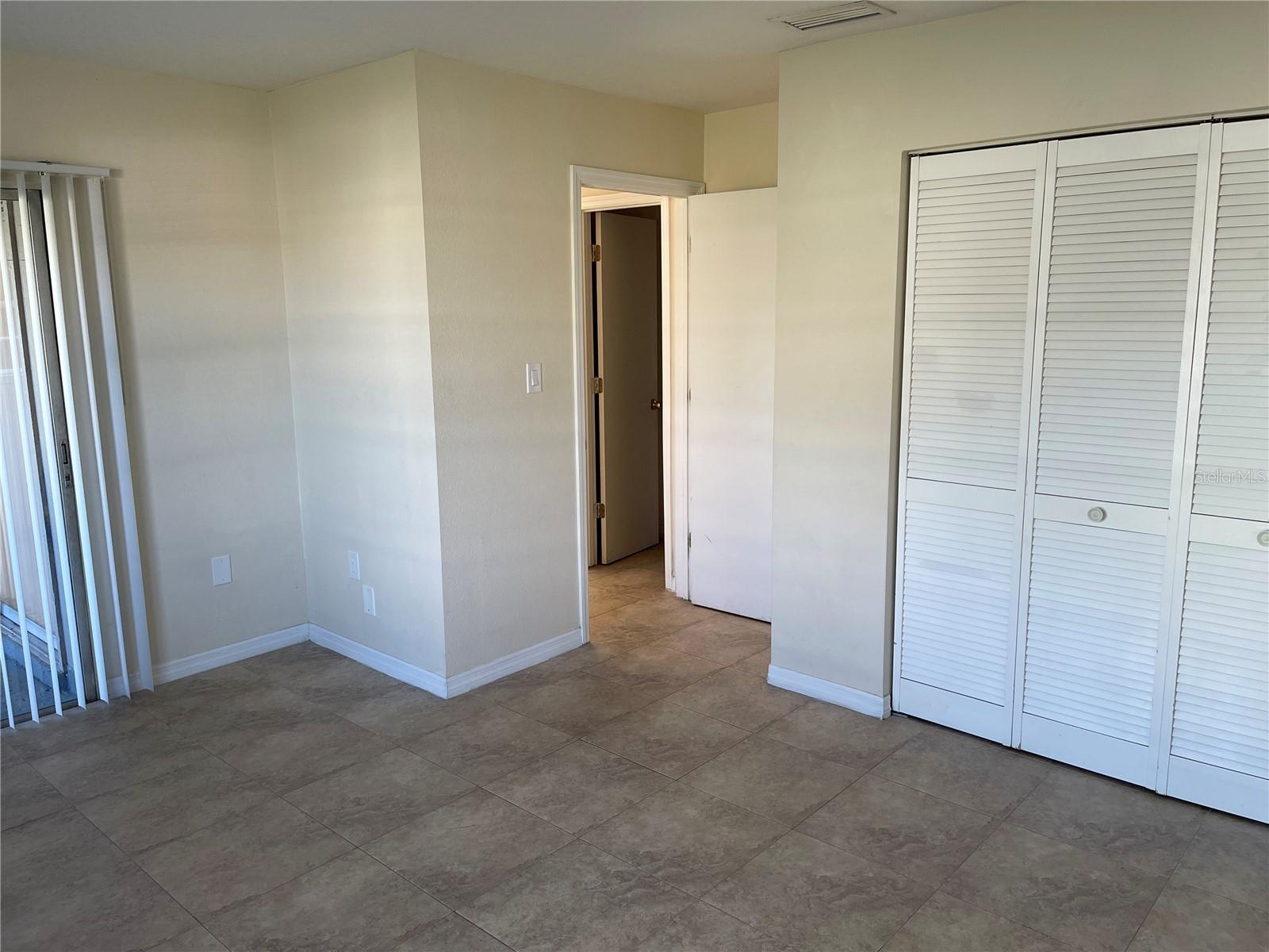 Image 13 of 25 For 325 Dundee Drive