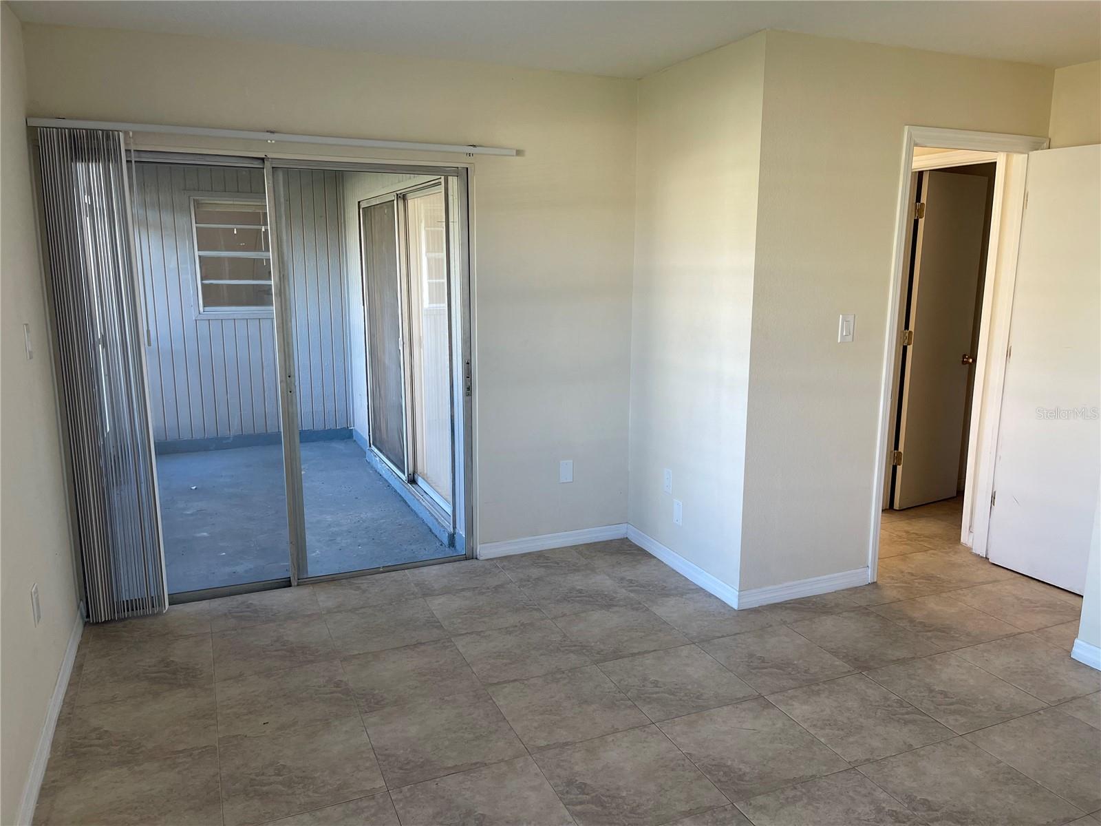 Image 16 of 25 For 325 Dundee Drive