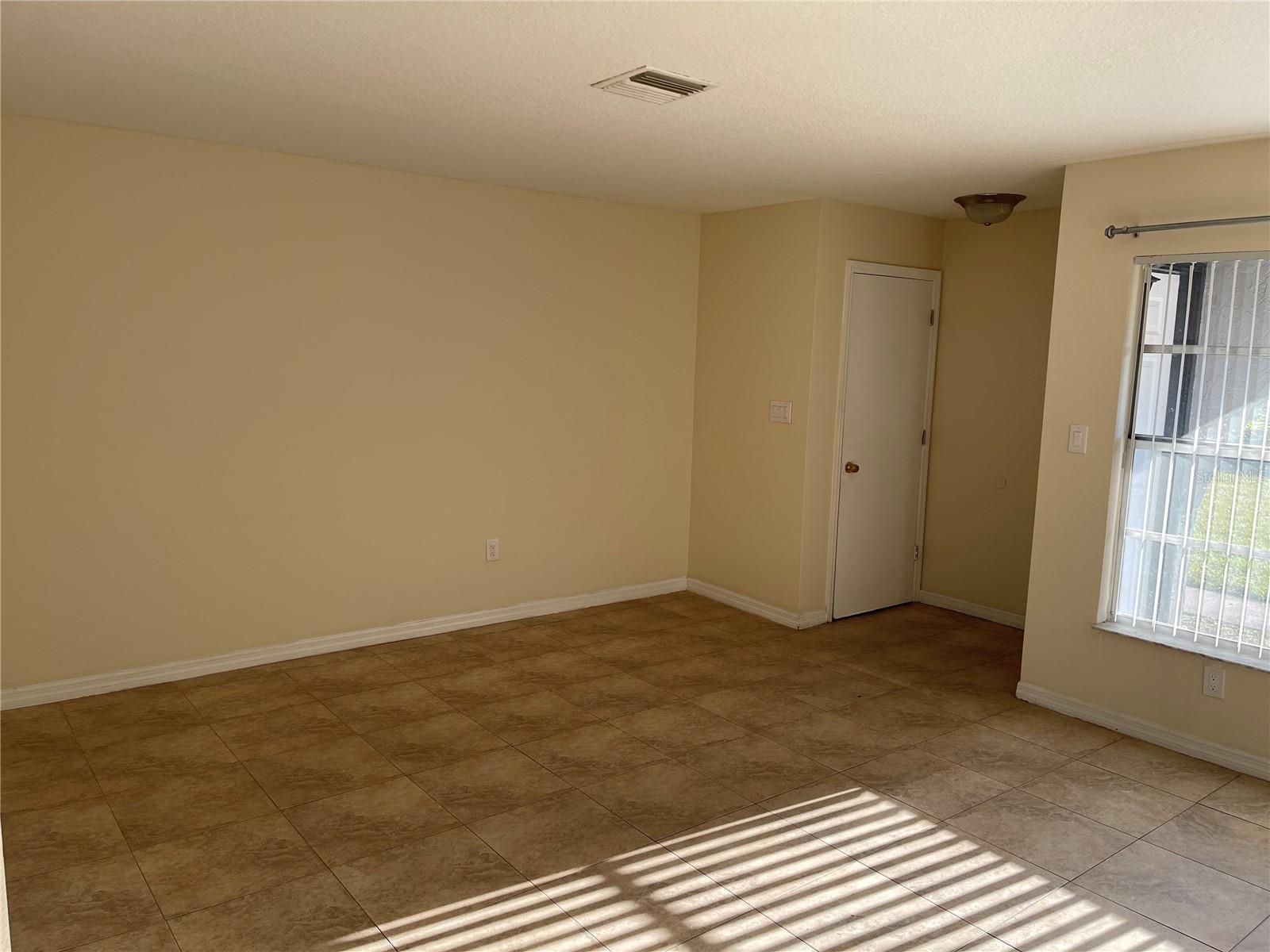 Image 4 of 25 For 325 Dundee Drive