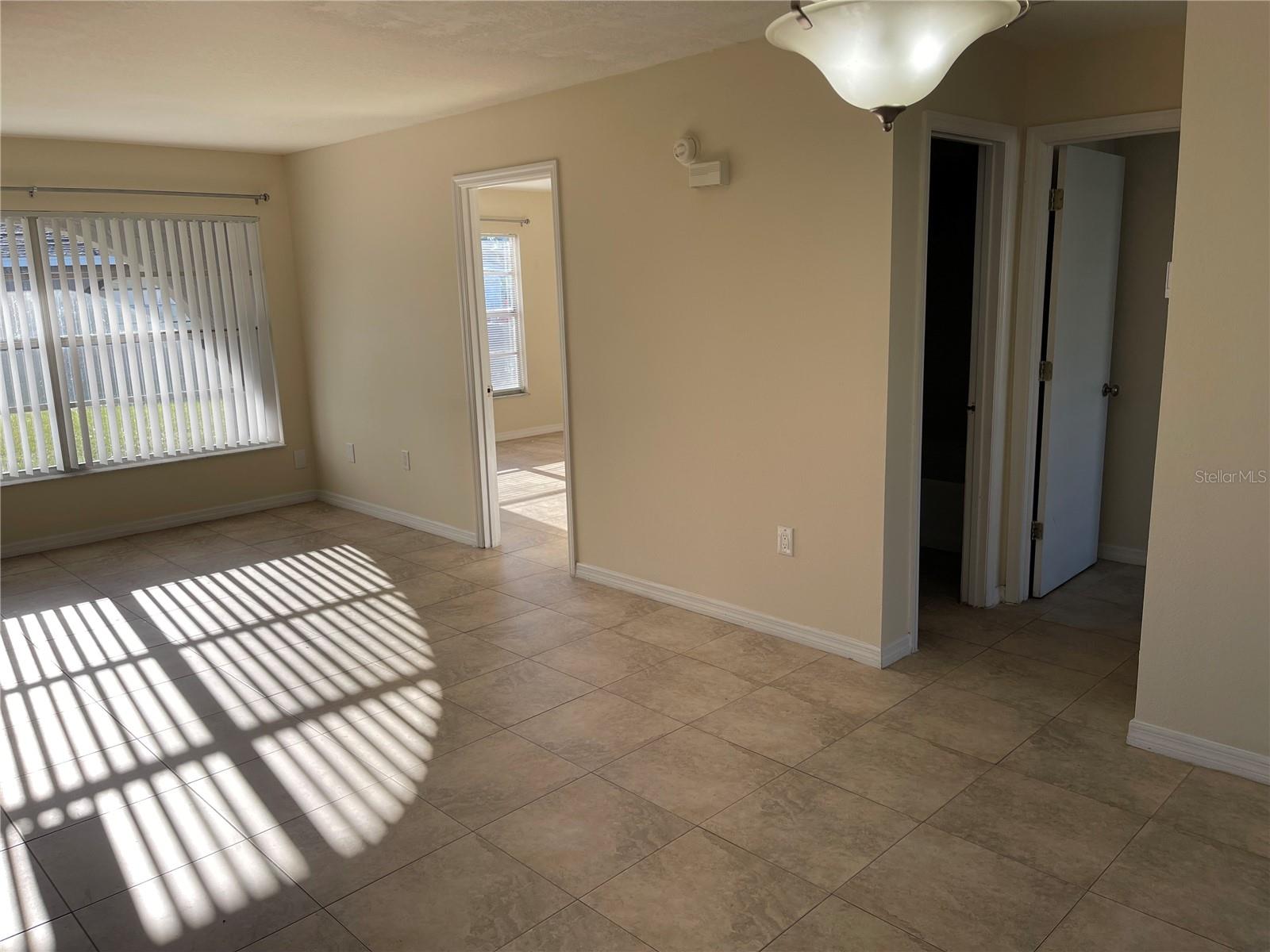 Image 8 of 25 For 325 Dundee Drive