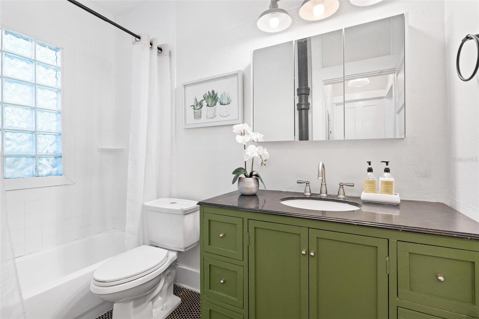 Image 15 of 35 For 12 Forest Avenue