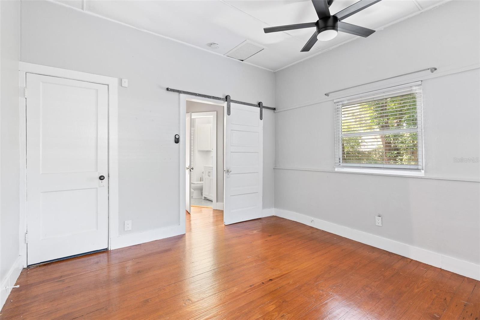 Image 17 of 35 For 12 Forest Avenue