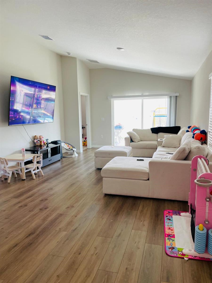 Image 3 of 7 For 4058 Gardenia Avenue