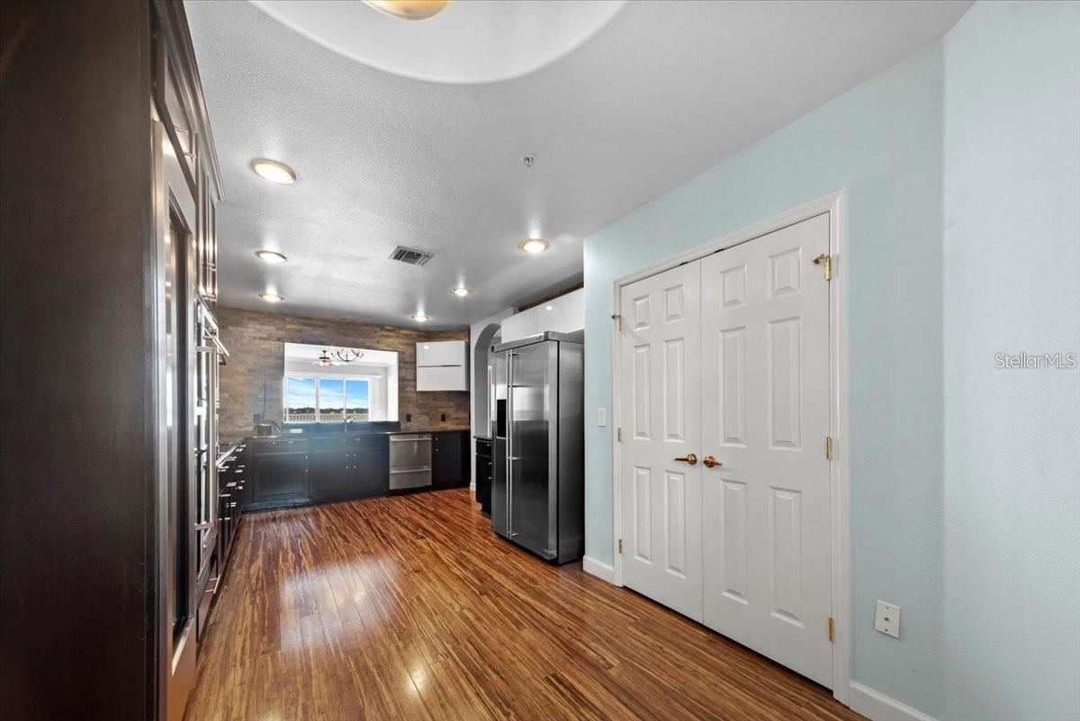 Image 11 of 43 For 8761 The Esplanade  9