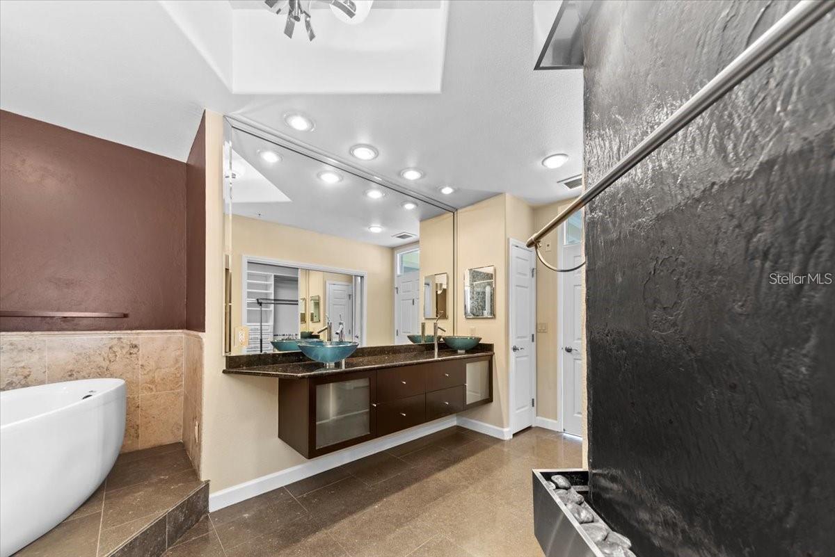 Image 20 of 43 For 8761 The Esplanade  9